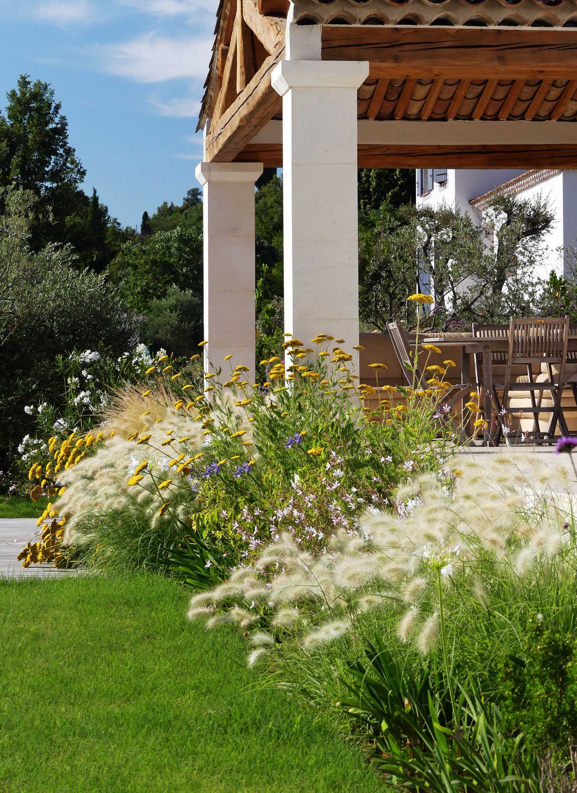 Jardin provençale aménagé par un architecte-paysagiste dans le Vaucluse